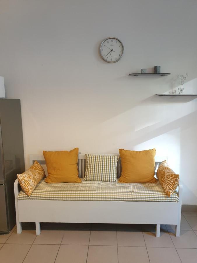 Camellia Studio Apartment & Parking Riga Esterno foto
