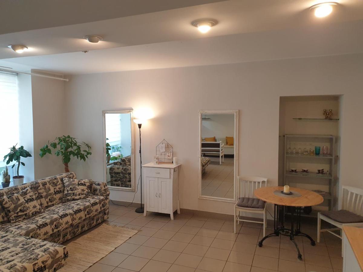 Camellia Studio Apartment & Parking Riga Esterno foto