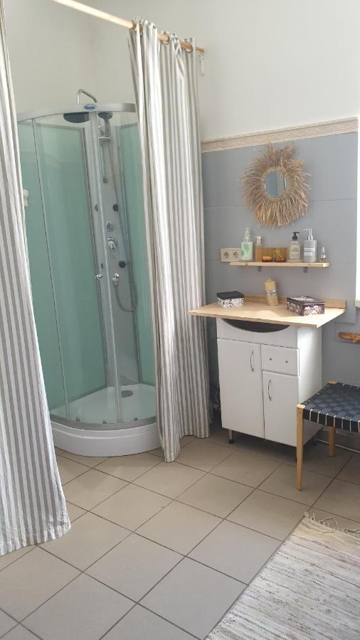 Camellia Studio Apartment & Parking Riga Esterno foto