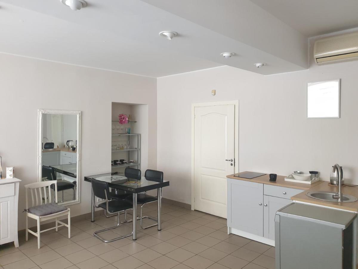 Camellia Studio Apartment & Parking Riga Esterno foto