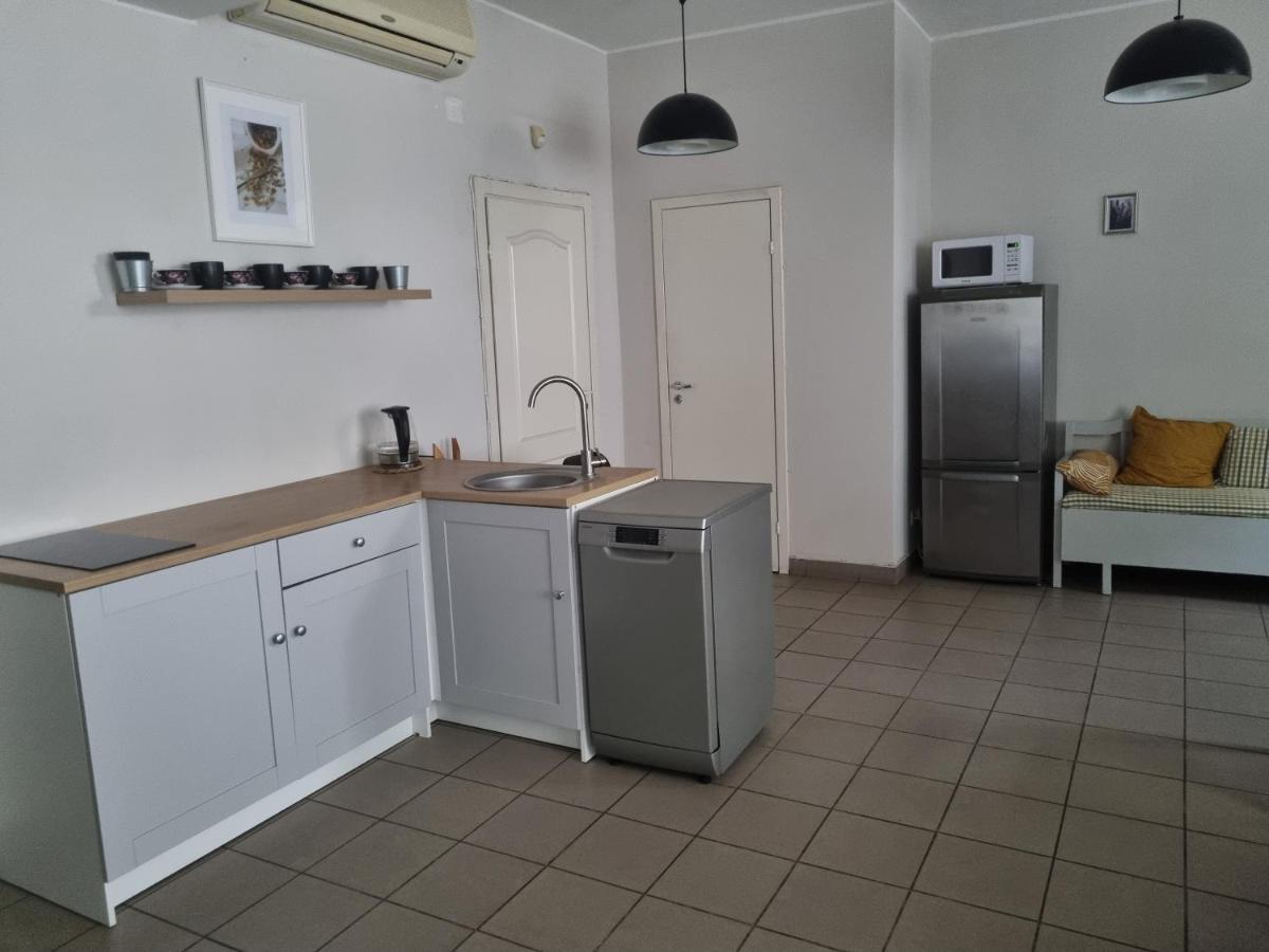 Camellia Studio Apartment & Parking Riga Esterno foto